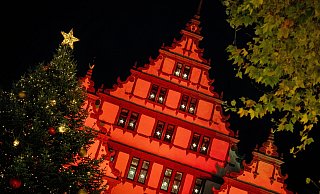 Zur Zeit des Weihnachtsmarkts und angestrahlt, wirkt das Paderborner Rathaus besonders harmonisch. Doch im Gebäude selbst läuft es bei den Haushaltsberatungen ganz anders. - Niklas Tüns Zur Zeit des Weihnachtsmarkts und angestrahlt, wirkt das Paderborner Rathaus besonders harmonisch. Doch im Gebäude selbst läuft es bei den Haushaltsberatungen ganz anders. - Niklas Tüns