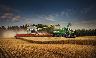 Im mittleren und oberen Leistungsbereich können auch Landmaschinen mit Verbrennungsmotoren einen deutlich kleineren CO2-Fußabdruck hinterlassen. - Claas Im mittleren und oberen Leistungsbereich können auch Landmaschinen mit Verbrennungsmotoren einen deutlich kleineren CO2-Fußabdruck hinterlassen. - Claas