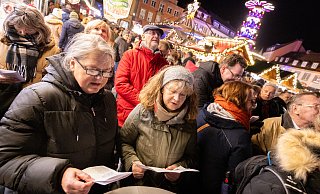 Das Weihnachtssingen unter dem Paderborner Domturm findet traditionell am Freitag vor dem vierten Advent statt. - Niklas Tüns Das Weihnachtssingen unter dem Paderborner Domturm findet traditionell am Freitag vor dem vierten Advent statt. - Niklas Tüns