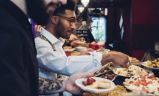 Wer auf Fleisch oder ganz auf tierische Produkte verzichtet, bekommt auch in Herforder Restaurants immer mehr vegane Auswahl. - picture alliance / Westend61 Wer auf Fleisch oder ganz auf tierische Produkte verzichtet, bekommt auch in Herforder Restaurants immer mehr vegane Auswahl. - picture alliance / Westend61