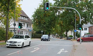 Ein 78-jähriger Radfahrer ist beim Zusammenstoß mit einem Lieferwagen auf Höhe der Fußgängerampel an der Steinstraße, Ecke Portastraße gestürzt und lebensgefährlich verletzt worden. - Ulf Hanke Ein 78-jähriger Radfahrer ist beim Zusammenstoß mit einem Lieferwagen auf Höhe der Fußgängerampel an der Steinstraße, Ecke Portastraße gestürzt und lebensgefährlich verletzt worden. - Ulf Hanke