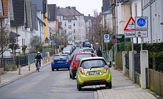 Die Rolandstraße ist schon jetzt Fahrradstraße. Sie könnte auch Teil der neuen Route Richtung Uni werden. Dort könnten viele Parkplätze entfallen. - Andreas Zobe Die Rolandstraße ist schon jetzt Fahrradstraße. Sie könnte auch Teil der neuen Route Richtung Uni werden. Dort könnten viele Parkplätze entfallen. - Andreas Zobe