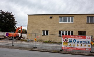 Bis vor ein paar Wochen prägte das Menzi-Gebäude einen Teil der Sandortstraße. Auf der Industriebrache entstehen Wohnhäuser. - Andre Schneider Bis vor ein paar Wochen prägte das Menzi-Gebäude einen Teil der Sandortstraße. Auf der Industriebrache entstehen Wohnhäuser. - Andre Schneider