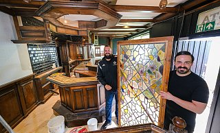 Dunkles Holz, polierte Flächen und Glas in Jugendstil-Optik: Johnathon Palmer (l.) und Ferhat Kali haben das Interieur ihres Pubs zusammen mit irischen Experten entworfen. - Andreas Zobe Dunkles Holz, polierte Flächen und Glas in Jugendstil-Optik: Johnathon Palmer (l.) und Ferhat Kali haben das Interieur ihres Pubs zusammen mit irischen Experten entworfen. - Andreas Zobe