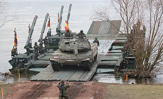 Beim Nato-Manöver "Steadfast Defender" an der Weichsel in Polen spielte das deutsch-britische Pionierbataillon 130 mit Bundeswehrsoldaten aus Minden und Kräften der British Army aus Paderborn-Sennelager eine zentrale Rolle. - Jens Reddeker Beim Nato-Manöver "Steadfast Defender" an der Weichsel in Polen spielte das deutsch-britische Pionierbataillon 130 mit Bundeswehrsoldaten aus Minden und Kräften der British Army aus Paderborn-Sennelager eine zentrale Rolle. - Jens Reddeker