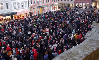 Die Kundgebung für Demokratie am 8. Februar wird vom Kleinen Domhof auf den Marktplatz verlegt. Polizei und Organisatoren rechnen mit großer Resonanz. Am 19. Januar 2024 waren es mehrere tausend Teilnehmer. - Alex Lehn Die Kundgebung für Demokratie am 8. Februar wird vom Kleinen Domhof auf den Marktplatz verlegt. Polizei und Organisatoren rechnen mit großer Resonanz. Am 19. Januar 2024 waren es mehrere tausend Teilnehmer. - Alex Lehn
