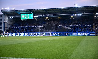 Über der Südtribüne erscheint ein riesiges Banner, auf dem der Hermann Richtung Werder-Tribüne eine Grimasse schneidet. - Teresa Kröger Über der Südtribüne erscheint ein riesiges Banner, auf dem der Hermann Richtung Werder-Tribüne eine Grimasse schneidet. - Teresa Kröger