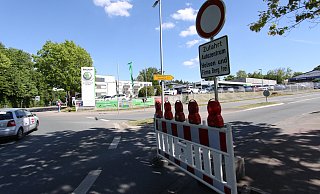 Die Sperrung an der Schweichelner Straße ist eingerichtet. Anlieger können ihre Grundstücke aber weiterhin erreichen. - Björn Kenter Die Sperrung an der Schweichelner Straße ist eingerichtet. Anlieger können ihre Grundstücke aber weiterhin erreichen. - Björn Kenter