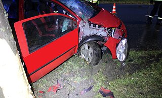 Das Auto kam von der Straße ab und kollidierte mit einem Baum. - Polizei Minden-Lübbecke Das Auto kam von der Straße ab und kollidierte mit einem Baum. - Polizei Minden-Lübbecke