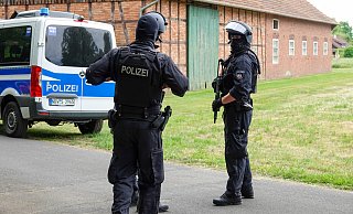 Die Durchsuchungen wurden auch durch Spezialeinsatzkräfte der Polizei unterstützt. - Symbolbild: Paul Brinkmann Die Durchsuchungen wurden auch durch Spezialeinsatzkräfte der Polizei unterstützt. - Symbolbild: Paul Brinkmann