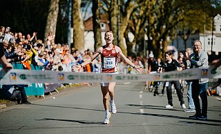 Der 23-jährige Luca Madeo von der LG Filder sicherte sich beim Paderborner Osterlauf die Deutsche Meisterschaft im Halbmarathon. - BESIM MAZHIQI Der 23-jährige Luca Madeo von der LG Filder sicherte sich beim Paderborner Osterlauf die Deutsche Meisterschaft im Halbmarathon. - BESIM MAZHIQI