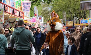 Tausende strömten bei strahlendem Sonnenschein am Eröffnungstag über die Herforder Osterkirmes. - Claus Frickemeier Tausende strömten bei strahlendem Sonnenschein am Eröffnungstag über die Herforder Osterkirmes. - Claus Frickemeier