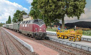 Der Realität nachempfunden: Ein Eilzug verlässt den Bahnhof Bad Driburg. Die Modellbundesbahn kennt jetzt auch Rockstar Rod Stewart. - Markus Tiedtke Der Realität nachempfunden: Ein Eilzug verlässt den Bahnhof Bad Driburg. Die Modellbundesbahn kennt jetzt auch Rockstar Rod Stewart. - Markus Tiedtke