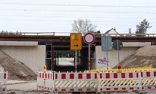 An der Bahnbrücke über der Rüscherstraße wird seit anderthalb Jahren gearbeitet. Jetzt soll der neue Überbau eingehoben werden. - Judith Gladow An der Bahnbrücke über der Rüscherstraße wird seit anderthalb Jahren gearbeitet. Jetzt soll der neue Überbau eingehoben werden. - Judith Gladow