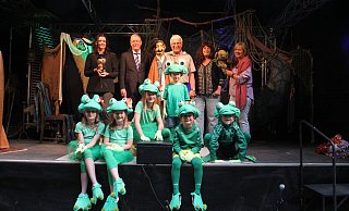 Ute Gieseking (v. l.), Markus Schay, Rainer Riemenschneider, Britta Brinkmann und Karin Müller stellten zusammen mit den Büttendorfer Froschtanz-Kindern das diesjährige Programm der LandArt-Kulturwochen vor. - Klaus Frensing Ute Gieseking (v. l.), Markus Schay, Rainer Riemenschneider, Britta Brinkmann und Karin Müller stellten zusammen mit den Büttendorfer Froschtanz-Kindern das diesjährige Programm der LandArt-Kulturwochen vor. - Klaus Frensing