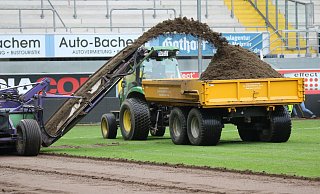 Der Rasen der Paderborner Home-Deluxe-Arena wird in Kürze wieder abgefräst. Noch vor dem SCP-Heimspiel gegen Nürnberg (22. November) soll die Spielfläche erneuert werden. - Frank Beineke Der Rasen der Paderborner Home-Deluxe-Arena wird in Kürze wieder abgefräst. Noch vor dem SCP-Heimspiel gegen Nürnberg (22. November) soll die Spielfläche erneuert werden. - Frank Beineke