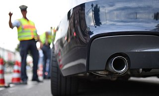 Ein illegales Auto-Tuner-Treffen hat in Hüllhorst im Kreis Minden-Lübbecke für Ärger gesorgt. - picture alliance / dpa Ein illegales Auto-Tuner-Treffen hat in Hüllhorst im Kreis Minden-Lübbecke für Ärger gesorgt. - picture alliance / dpa