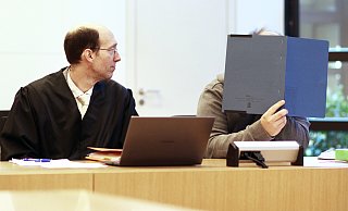 Der Angeklagte verbirgt sein Gesicht während der Gerichtsverhandlung. Dem 39-Jährigen wird vorgeworfen, in seinem Bad heimlich Videoaufnahmen angefertigt zu haben. - Alex Lehn Der Angeklagte verbirgt sein Gesicht während der Gerichtsverhandlung. Dem 39-Jährigen wird vorgeworfen, in seinem Bad heimlich Videoaufnahmen angefertigt zu haben. - Alex Lehn