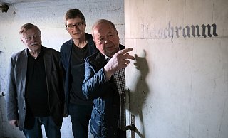 Der "Fleischraum" im Keller ist nur einer von vielen historischen Räumen unterhalb des Bahnhofs. Dorthin können bald deutlich mehr Löhnerinnen und Löhner vorstoßen. Egon Schewe (v. l.), Hans-Dieter Falkenstern und Günter Willig bieten künftig deutlich mehr Führungen an. - Felix Eisele Der "Fleischraum" im Keller ist nur einer von vielen historischen Räumen unterhalb des Bahnhofs. Dorthin können bald deutlich mehr Löhnerinnen und Löhner vorstoßen. Egon Schewe (v. l.), Hans-Dieter Falkenstern und Günter Willig bieten künftig deutlich mehr Führungen an. - Felix Eisele