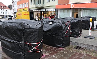 Solche Indutainer stehen, wie hier am Kamp, als Barrikaden an den Zufahrten zum Paderborner Weihnachtsmarkt. - Holger Kosbab Solche Indutainer stehen, wie hier am Kamp, als Barrikaden an den Zufahrten zum Paderborner Weihnachtsmarkt. - Holger Kosbab