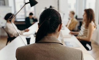 Auch ohne Teil der Familie zu sein, kann eine Nachfolgegründerin ein Familienunternehmen übernehmen. - Symbolbild: Pexels/cottonbro studio Auch ohne Teil der Familie zu sein, kann eine Nachfolgegründerin ein Familienunternehmen übernehmen. - Symbolbild: Pexels/cottonbro studio