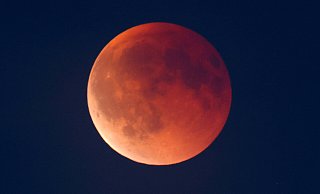Totale Mondfinsternis: Der Blutmond stand am Himmel über NRW, hier über Siegen-Oberschelden. - imago/Rene Traut Totale Mondfinsternis: Der Blutmond stand am Himmel über NRW, hier über Siegen-Oberschelden. - imago/Rene Traut