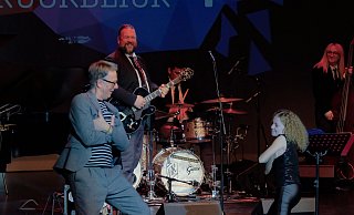 Markus Runte und die elfjährige Greta führen durch das Kulturheimspiel. - Julia Spiekerkötter Markus Runte und die elfjährige Greta führen durch das Kulturheimspiel. - Julia Spiekerkötter