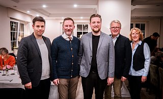 Jens Teutrine (Mitte) wurde im Gasthaus Waldecker Hof in Hiddenhausen erneut als Bundestagskandidat der FDP aufgestellt. Mit dabei waren FDP-Kreisvorsitzender Stephen Paul, seine Stellvertreterin Alexandra Hellmann und Chris Dimitrakopoulos, Frank Schäffler, Bezirksvorsitzende der FDP OWL. - Raphael Wedemeyer Jens Teutrine (Mitte) wurde im Gasthaus Waldecker Hof in Hiddenhausen erneut als Bundestagskandidat der FDP aufgestellt. Mit dabei waren FDP-Kreisvorsitzender Stephen Paul, seine Stellvertreterin Alexandra Hellmann und Chris Dimitrakopoulos, Frank Schäffler, Bezirksvorsitzende der FDP OWL. - Raphael Wedemeyer