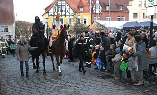 Hoch zu Ross kommt der Nikolaus geritten, ihm folgen rund 400 Kinder, die als Lohn Adventsgebäck bekommen. - Johannes Büttner Hoch zu Ross kommt der Nikolaus geritten, ihm folgen rund 400 Kinder, die als Lohn Adventsgebäck bekommen. - Johannes Büttner