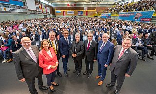 Circa 1.600 Menschen kamen zum Tag des Handswerks in die Paderborner Maspernhalle. Zu den Gastgebern und Ehrengästen gehörten: Peter Eul (v.l., Präsident der Handwerkskammer OWL zu Bielefeld), Regierungspräsidentin Anna Katharina Bölling, Kreishandwerksmeister Mickel Biere, Festredner Carsten Linnemann, Erzbischof Udo Markus Bentz, Bürgermeister Michael Dreier, Berthold Schröder (Präsident des Westdeutschen Handwerkskammertags) und Michael H. Lutter (Hauptgeschäftsführer Kreishandwerkerschaft Paderborn-Lippe). - Niklas Tüns Circa 1.600 Menschen kamen zum Tag des Handswerks in die Paderborner Maspernhalle. Zu den Gastgebern und Ehrengästen gehörten: Peter Eul (v.l., Präsident der Handwerkskammer OWL zu Bielefeld), Regierungspräsidentin Anna Katharina Bölling, Kreishandwerksmeister Mickel Biere, Festredner Carsten Linnemann, Erzbischof Udo Markus Bentz, Bürgermeister Michael Dreier, Berthold Schröder (Präsident des Westdeutschen Handwerkskammertags) und Michael H. Lutter (Hauptgeschäftsführer Kreishandwerkerschaft Paderborn-Lippe). - Niklas Tüns