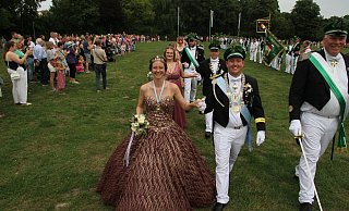 Das Königspaar, David Käuper und Sabrina Bohr, gefolgt von seinem Hofstaat, zieht beim Schützenfest in Salzkotten die Blicke auf sich. - Johannes Büttner Das Königspaar, David Käuper und Sabrina Bohr, gefolgt von seinem Hofstaat, zieht beim Schützenfest in Salzkotten die Blicke auf sich. - Johannes Büttner