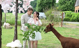 Jessica und Oliver Konopka aus Bielefeld sind das erste Paar, das sich für eine freie Trauung auf dem Hof Obermeier im Kreis Gütersloh entschieden hat. - Karin Prignitz Jessica und Oliver Konopka aus Bielefeld sind das erste Paar, das sich für eine freie Trauung auf dem Hof Obermeier im Kreis Gütersloh entschieden hat. - Karin Prignitz