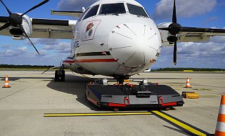 Der "Speedport" sieht aus, wie ein großer Mähroboter, hat aber ausreichend Zugkraft, um große Passagiermaschinen am Flughafen Paderborn zukünftig einzuparken. - Felix Schwien Der "Speedport" sieht aus, wie ein großer Mähroboter, hat aber ausreichend Zugkraft, um große Passagiermaschinen am Flughafen Paderborn zukünftig einzuparken. - Felix Schwien
