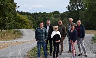 Zwischen Lichtenaus neuen Fahrhügeln stehen (v. l.) Christoph Hillebrand, Georg Wigge, Birgit Rebbe-Schulte, Heinrich Heinrichs, Jürgen Amediek und Christiane Meyer von der Bürger- und Energiestiftung sowie Martina Wolf-Sedlatschek. - Anja Ebner Zwischen Lichtenaus neuen Fahrhügeln stehen (v. l.) Christoph Hillebrand, Georg Wigge, Birgit Rebbe-Schulte, Heinrich Heinrichs, Jürgen Amediek und Christiane Meyer von der Bürger- und Energiestiftung sowie Martina Wolf-Sedlatschek. - Anja Ebner