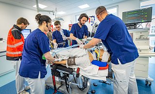 Im Skills Lab wird die Versorgung von Patienten realitätsnah eingeübt. Hier ist gerade ein Schwerverletzter nach einem Treppensturz eingeliefert worden. - Sarah Jonek Im Skills Lab wird die Versorgung von Patienten realitätsnah eingeübt. Hier ist gerade ein Schwerverletzter nach einem Treppensturz eingeliefert worden. - Sarah Jonek