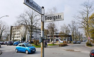 Auf der Kreuzung Georgstraße, Wielandstraße ist viel Autoverkehr. Eine Anwohnerin regt deshalb eine Querungshilfe oder eine Fußgängerampel an. - Ulf Hanke Auf der Kreuzung Georgstraße, Wielandstraße ist viel Autoverkehr. Eine Anwohnerin regt deshalb eine Querungshilfe oder eine Fußgängerampel an. - Ulf Hanke