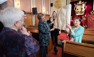 Monika Schrader-Bewermeier (r./Gesellschaft für Christlich-Jüdische Zusammenarbeit Paderborn) zeigt der NRW-Antisemitismusbeauftragten Sylvia Löhrmann (3.v.r.) die Thorarolle aus dem 18. Jahrhundert. Im Hintergrund steht Xenia Nickel, Vorsitzende der Jüdischen Gemeinde. - Niklas Tüns Monika Schrader-Bewermeier (r./Gesellschaft für Christlich-Jüdische Zusammenarbeit Paderborn) zeigt der NRW-Antisemitismusbeauftragten Sylvia Löhrmann (3.v.r.) die Thorarolle aus dem 18. Jahrhundert. Im Hintergrund steht Xenia Nickel, Vorsitzende der Jüdischen Gemeinde. - Niklas Tüns