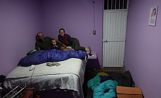 Gastfreundschaft der besonderen Art: Familie Pries kam eine Nacht in der Gästezelle der Polizei unter. Am morgen folgte das Zähneputzen im Knast. - Fivebags.de Gastfreundschaft der besonderen Art: Familie Pries kam eine Nacht in der Gästezelle der Polizei unter. Am morgen folgte das Zähneputzen im Knast. - Fivebags.de