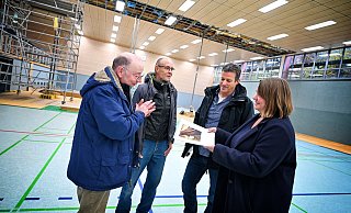 Frank Otterbach (ISB), Mathias Jakob (ISB), Klaus Böhm (Sportamt) und Elke Riese (ISB) machen sich ein Bild der Lage. - Barbara Franke Frank Otterbach (ISB), Mathias Jakob (ISB), Klaus Böhm (Sportamt) und Elke Riese (ISB) machen sich ein Bild der Lage. - Barbara Franke