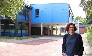 Schulleiterin Karin Delker-Lienke freut sich über die zwei neuen Klassenräume in dem blauen Anbau der Gütersloher Schule. - Anja Hustert Schulleiterin Karin Delker-Lienke freut sich über die zwei neuen Klassenräume in dem blauen Anbau der Gütersloher Schule. - Anja Hustert