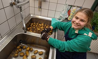 Mimi Mosch hilft unter anderem auch in der Küche des Bauernhofes mit. - Oliver Krato Mimi Mosch hilft unter anderem auch in der Küche des Bauernhofes mit. - Oliver Krato
