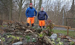 Am Eingang zum Siekertal steht das größte der drei Beete, das die Auszubildenden unter der Leitung von Gärtnermeister Tobias Vasterling (l.) und seinem Kollegen Florian Aufdemkamp angelegt haben. - Elke Niedringhaus-Haasper Am Eingang zum Siekertal steht das größte der drei Beete, das die Auszubildenden unter der Leitung von Gärtnermeister Tobias Vasterling (l.) und seinem Kollegen Florian Aufdemkamp angelegt haben. - Elke Niedringhaus-Haasper