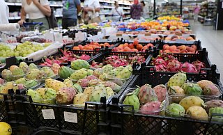 Eine große Obst-Auswahl - auch exotische Früchte - ist typisch für die internationalen Lebensmittelgeschäfte in Paderborn. - Holger Kosbab Eine große Obst-Auswahl - auch exotische Früchte - ist typisch für die internationalen Lebensmittelgeschäfte in Paderborn. - Holger Kosbab