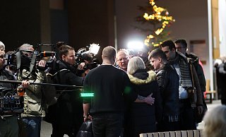 Zahlreiche Kamerateams und Reporter stehen bei Joanna Steinmann-Glogowski, Mutter des getöteten Philipos Tsanis. Die blonde Frau erhält Unterstützung von ihrem Ehemann Adrian sowie Philipos' Halbbruder Kasper. MT-Foto: - Alex Lehn Zahlreiche Kamerateams und Reporter stehen bei Joanna Steinmann-Glogowski, Mutter des getöteten Philipos Tsanis. Die blonde Frau erhält Unterstützung von ihrem Ehemann Adrian sowie Philipos' Halbbruder Kasper. MT-Foto: - Alex Lehn