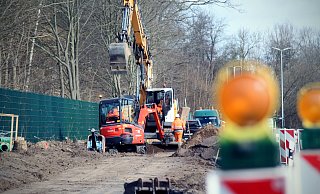 Vorbereitet ist die Fläche schon. Jetzt arbeiten die Stadtwerke daran, neue Schmutzwasserkanäle rund um das Becker Kreuz zu verlegen. Derzeit sind die Arbeiter an der Lübbecker Straße aktiv. - Felix Eisele Vorbereitet ist die Fläche schon. Jetzt arbeiten die Stadtwerke daran, neue Schmutzwasserkanäle rund um das Becker Kreuz zu verlegen. Derzeit sind die Arbeiter an der Lübbecker Straße aktiv. - Felix Eisele