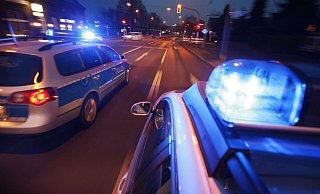 Die Polizei eilte in der Nacht mit Streifenwagen zum Tatort. Doch der auffällige Täter war bereits geflüchtet. - Symbolfoto: Polizei / Jochen Tack Die Polizei eilte in der Nacht mit Streifenwagen zum Tatort. Doch der auffällige Täter war bereits geflüchtet. - Symbolfoto: Polizei / Jochen Tack