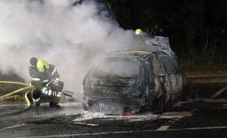 Der Ford Fiesta ist völlig ausgebrannt. - Polizei Paderborn Der Ford Fiesta ist völlig ausgebrannt. - Polizei Paderborn
