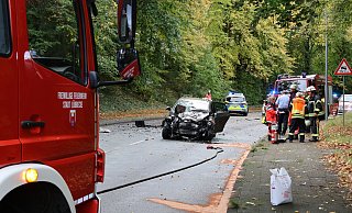 Nach dem Unfall traten aus dem Pkw Motorflüssigkeiten aus. - Marco Hilla Nach dem Unfall traten aus dem Pkw Motorflüssigkeiten aus. - Marco Hilla