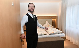 Alen Dedic präsentiert ein Zimmer des Hotel-Restaurants Steinhägerquelle in Steinhagen im Kreis Gütersloh. - Jonas Damme Alen Dedic präsentiert ein Zimmer des Hotel-Restaurants Steinhägerquelle in Steinhagen im Kreis Gütersloh. - Jonas Damme