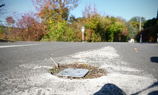 An der Kreuzung Lakenpohl/Bredenpohl erinnern nur noch Markierungen und Metallplatten im Boden an die abgebauten Poller. Jetzt bietet die Einmündung auch Platz für Autos. Für die Radfahrer auf dem Weg zur benachbarten Gesamtschule birgt das Gefahren. - Felix Eisele An der Kreuzung Lakenpohl/Bredenpohl erinnern nur noch Markierungen und Metallplatten im Boden an die abgebauten Poller. Jetzt bietet die Einmündung auch Platz für Autos. Für die Radfahrer auf dem Weg zur benachbarten Gesamtschule birgt das Gefahren. - Felix Eisele